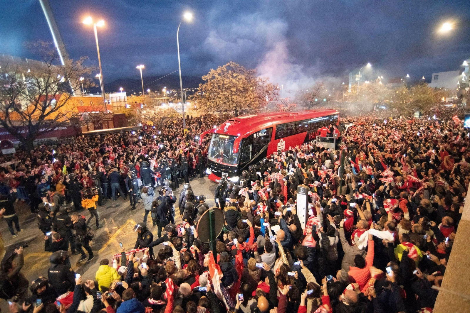 Ajenos al virus: Reuniones multitudinarias y vida normal