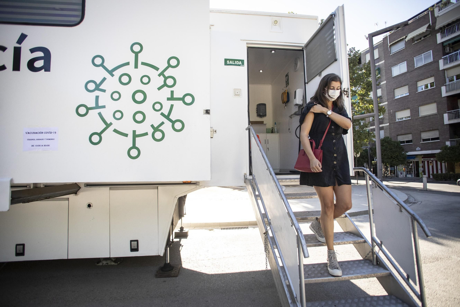 Imagen de archivo de la unidad móvil dispuesta durante el proceso de vacunación contra el Covid en Granada.