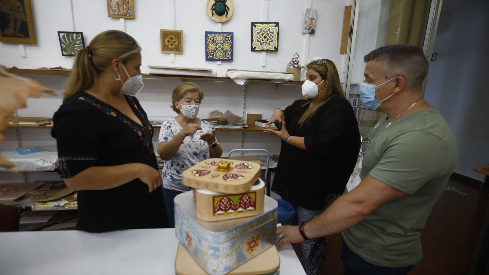 Carmen conversa con su intérprete Rocío Rosas y los profesores Begoña Hidalgo y José Rodríguez.
