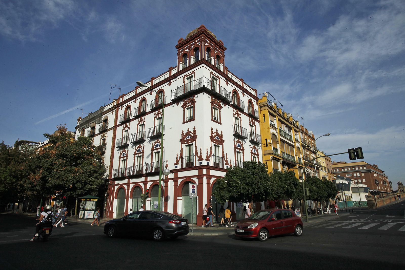 El edificio regionalista se encuentra en la esquina de la avenida Menéndez Pelayo con Demetrio de los Rios.
