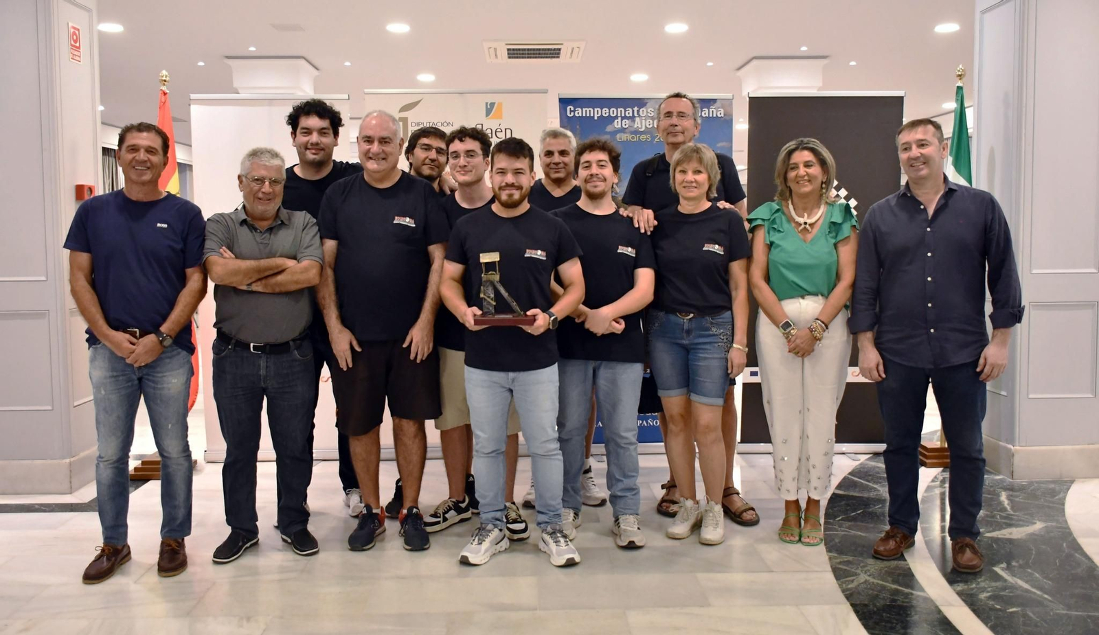 El conjunto madrileño posa con su título en la entrega de premios.