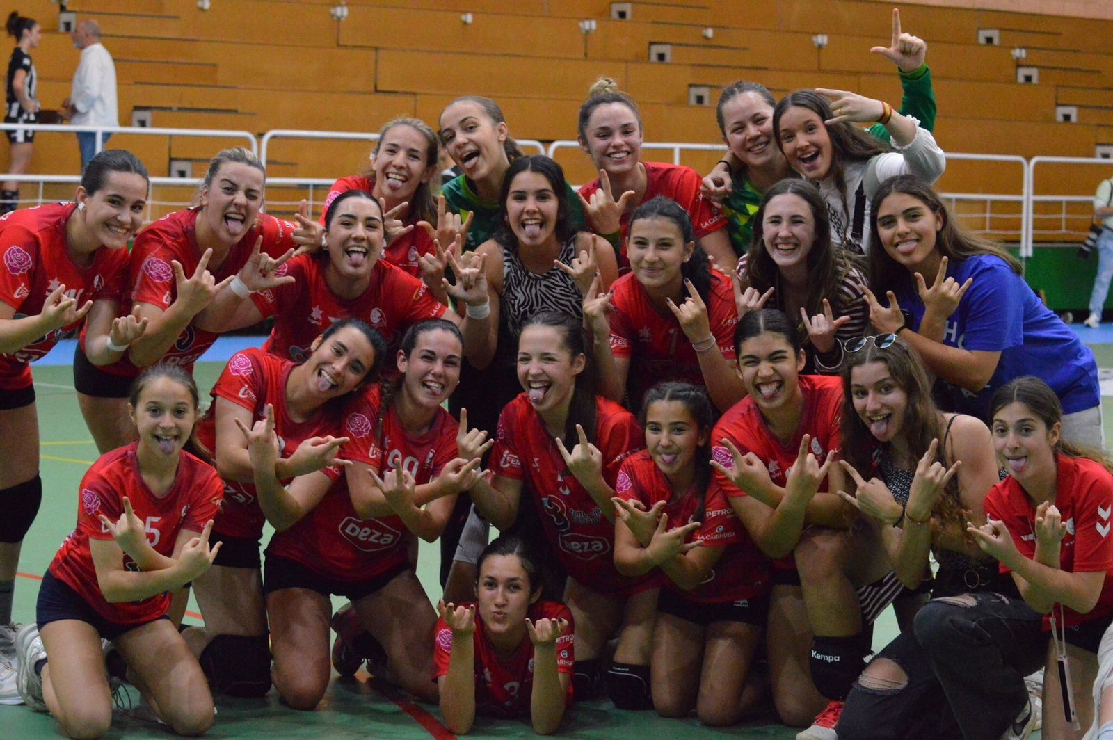 Las jugadoras granates festejan el cierre de curso en Fátima.
