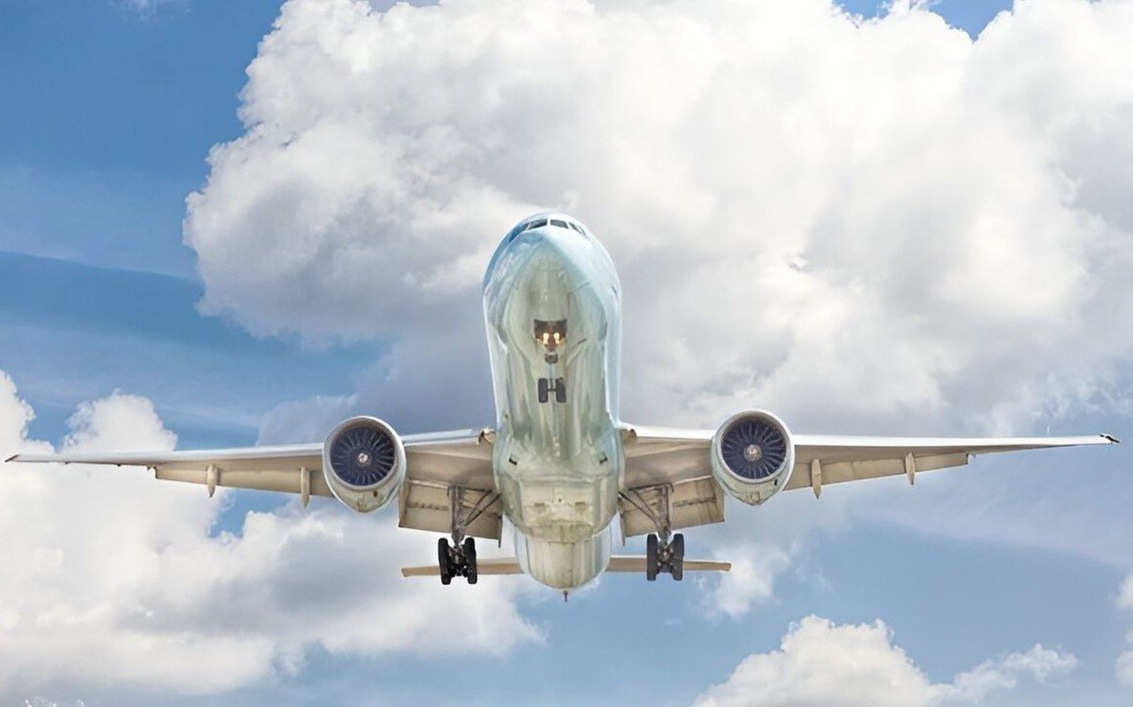 Un avión en pleno vuelo