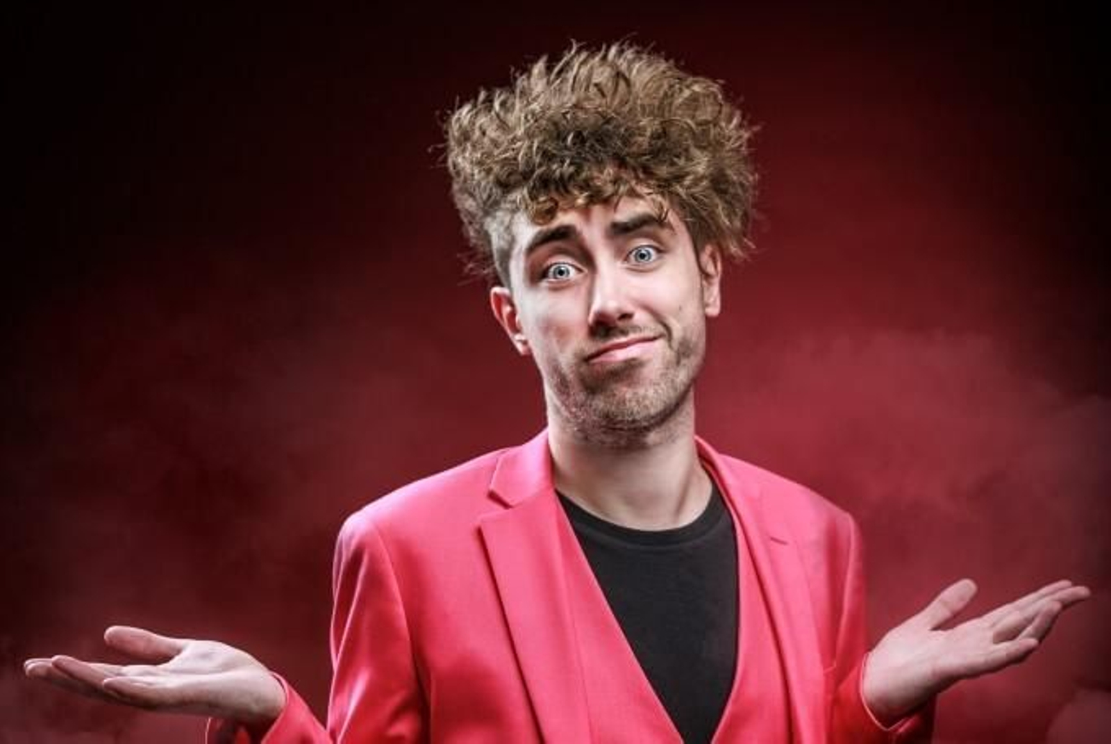 Sus múltiples apariciones en radio y televisión han hecho de este periodista dedicado al humor una figura destacada del panorama actual.