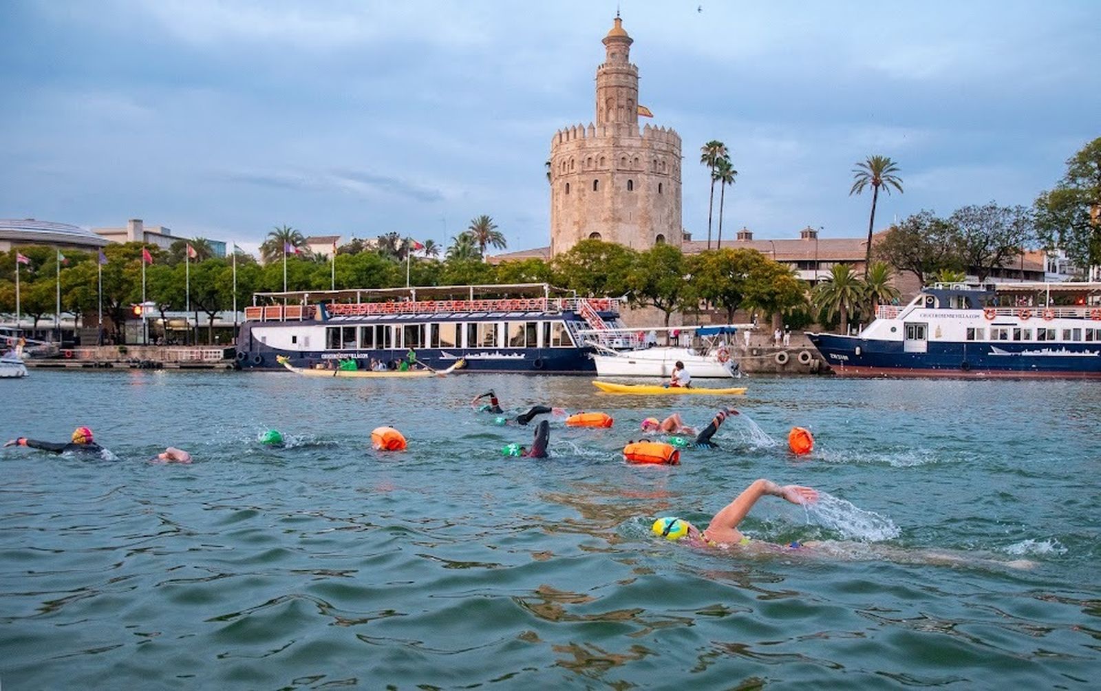 Triatlón a lo largo del Guadalquivir a beneficio de la Fundación Vicente Ferrer