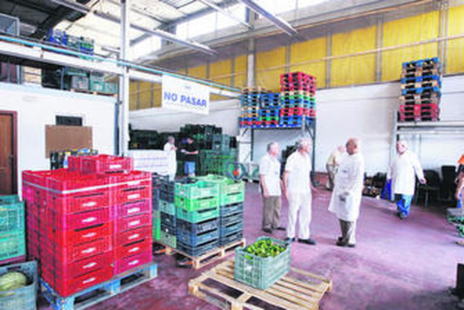 Varios voluntarios participan en la recogida de alimentos utilizables, seleccionan y reparten a las asociaciones demandantes que vienen a la sede del Banco en Mercagranada.