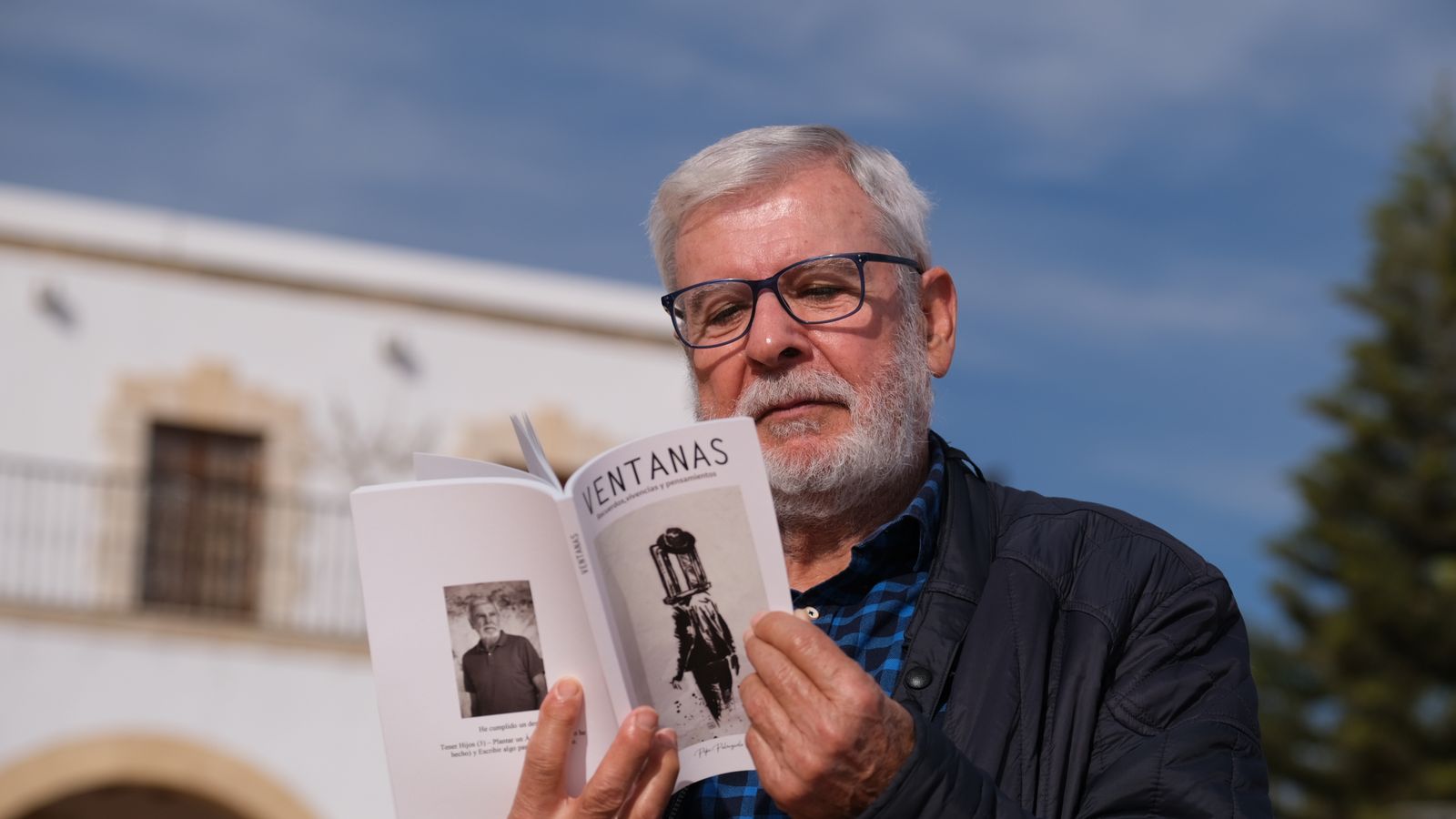 El autor lee su libro frente a la fachada del Palacio de Las Mascaranas