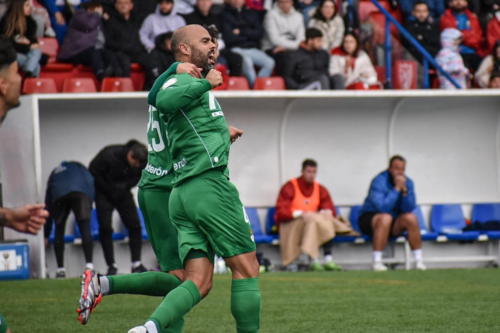 Espín celebra el gol del 0 - 1.