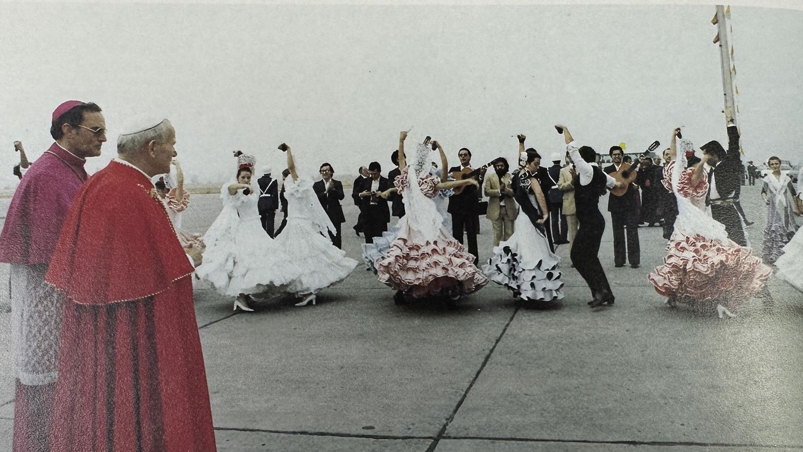 Bailes por sevillanas para recobir a Juan Pablo II en el aeropuerto.