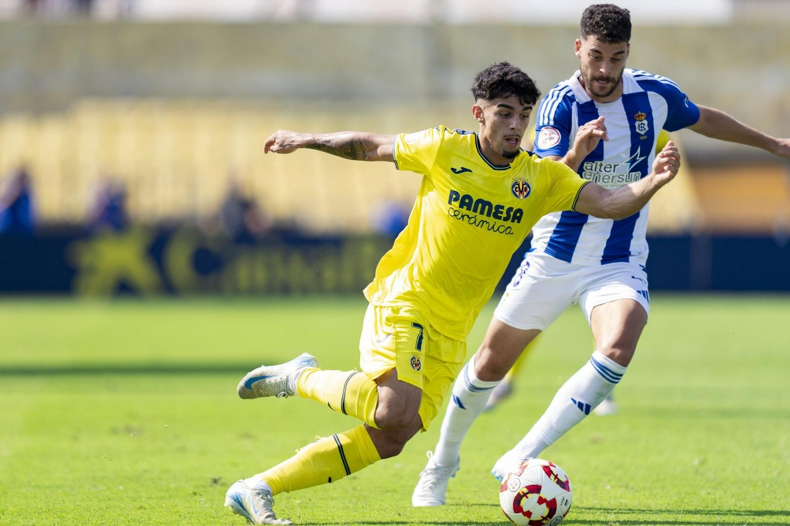Pelea por un balón entre Víctor y Luis Alcalde.