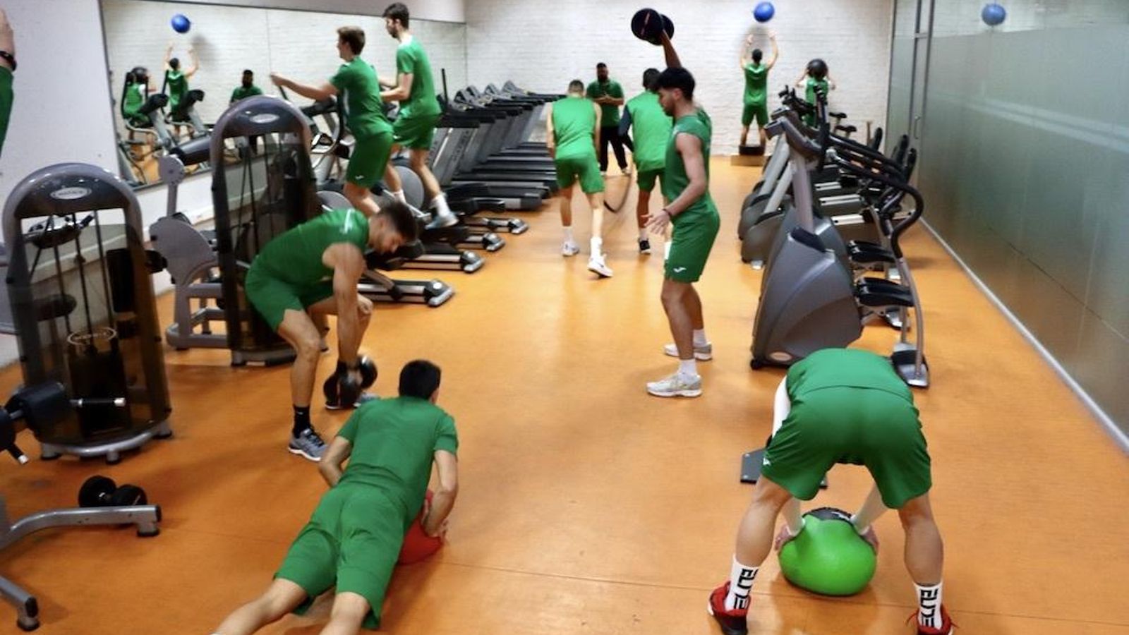 Los verdes realizan varios ejercicios en las instalaciones del club almeriense.