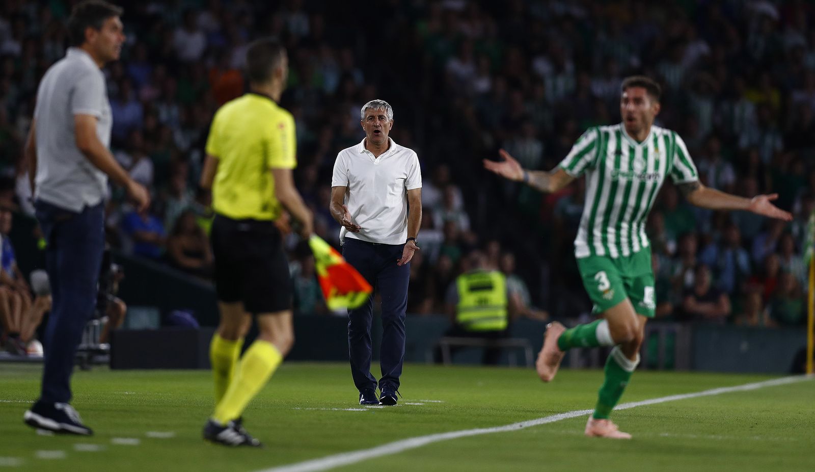 Quique Setién protesta al asistente por una acción en presencua de Pellegrino y Javi García.