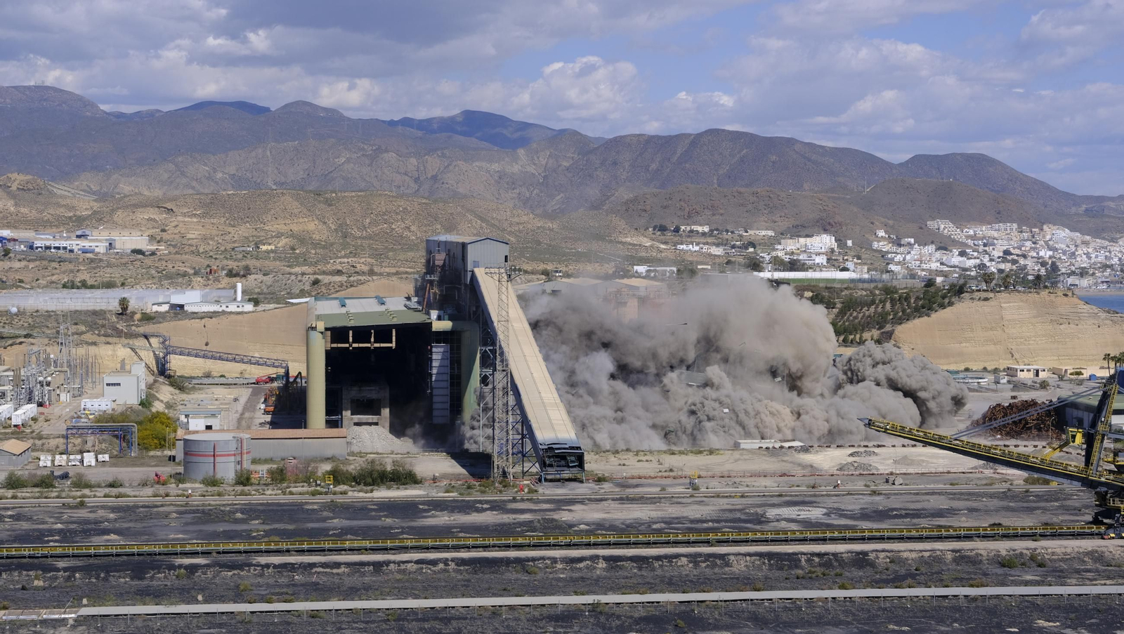 La voladura-demolición de la central térmica de Endesa en Carboneras, en imágenes