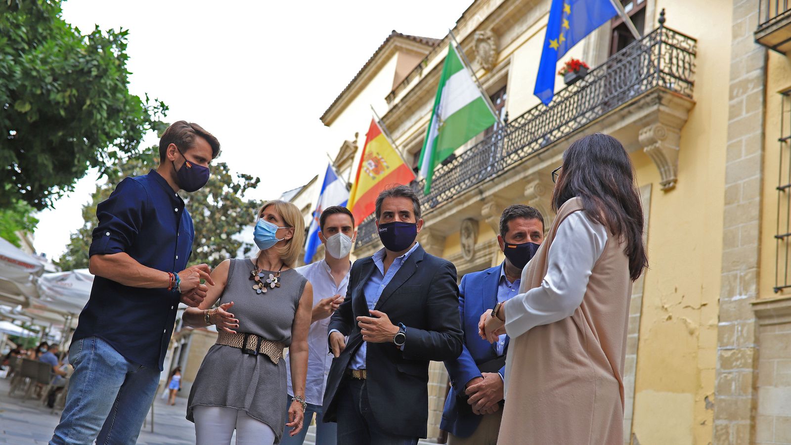 Representantes del PP frente al Ayuntamiento en la mañana de este miércoles.