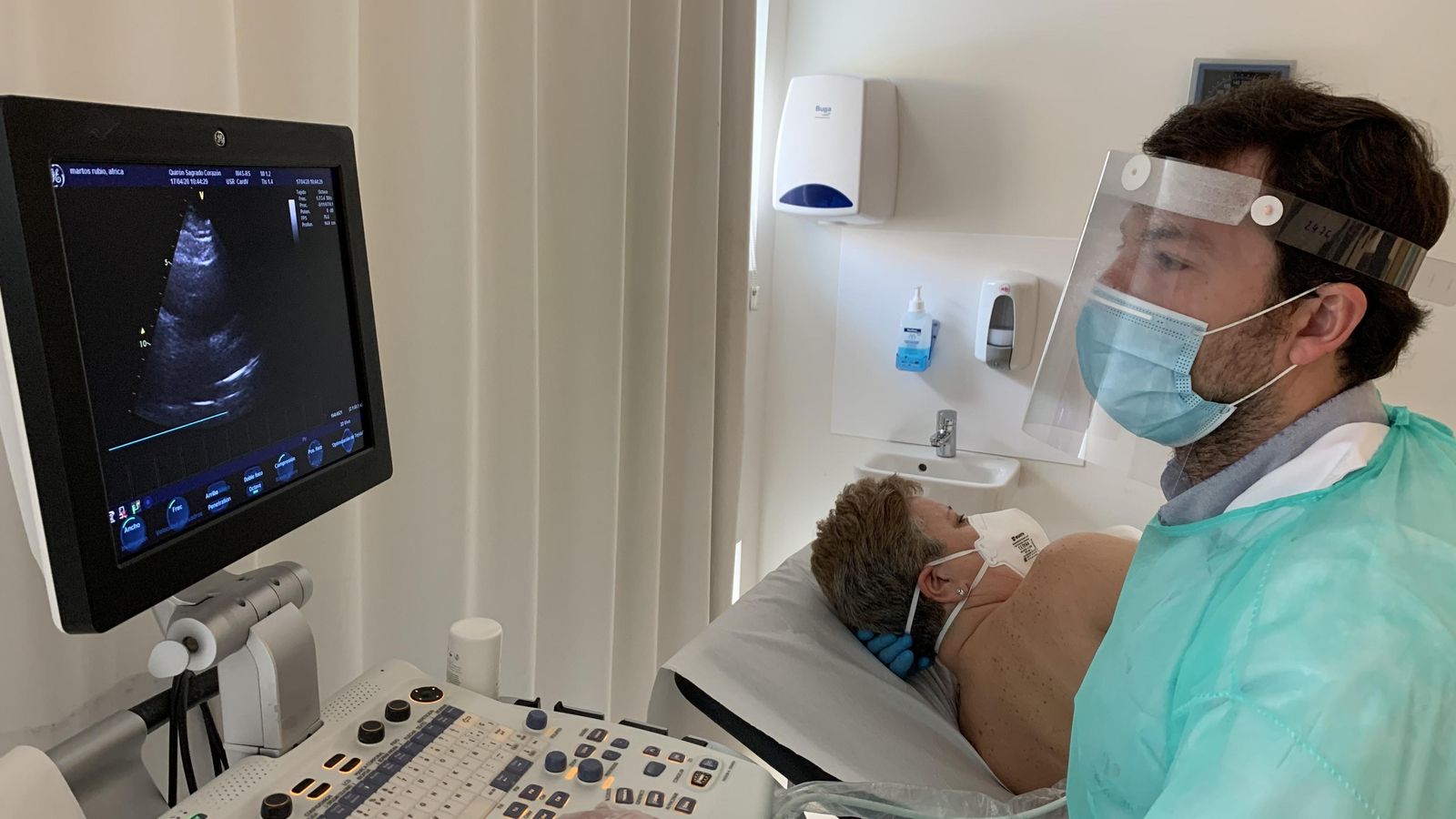 Paciente sometiéndose a un ecocardiograma.