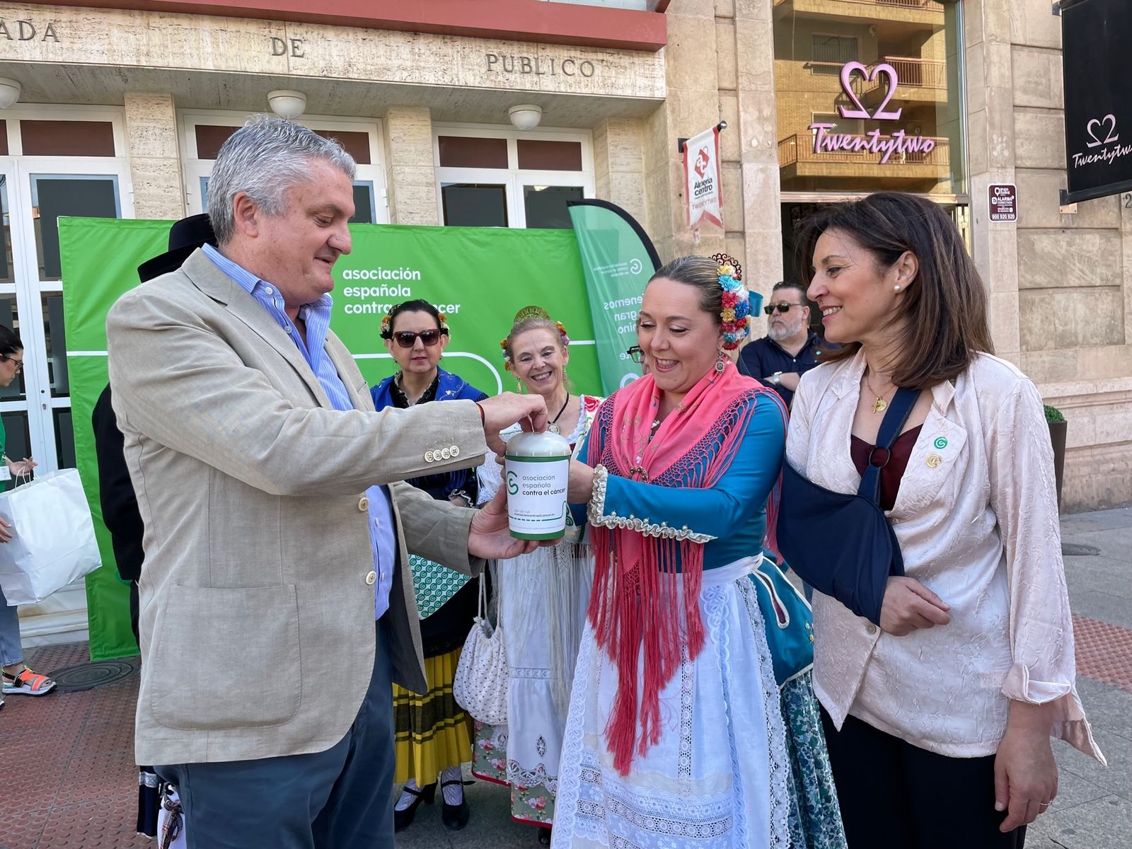 El delegado de Salud, Juan de la Cruz Belmonte, junto a la presidenta de la AECC, Magdalena Cantero.