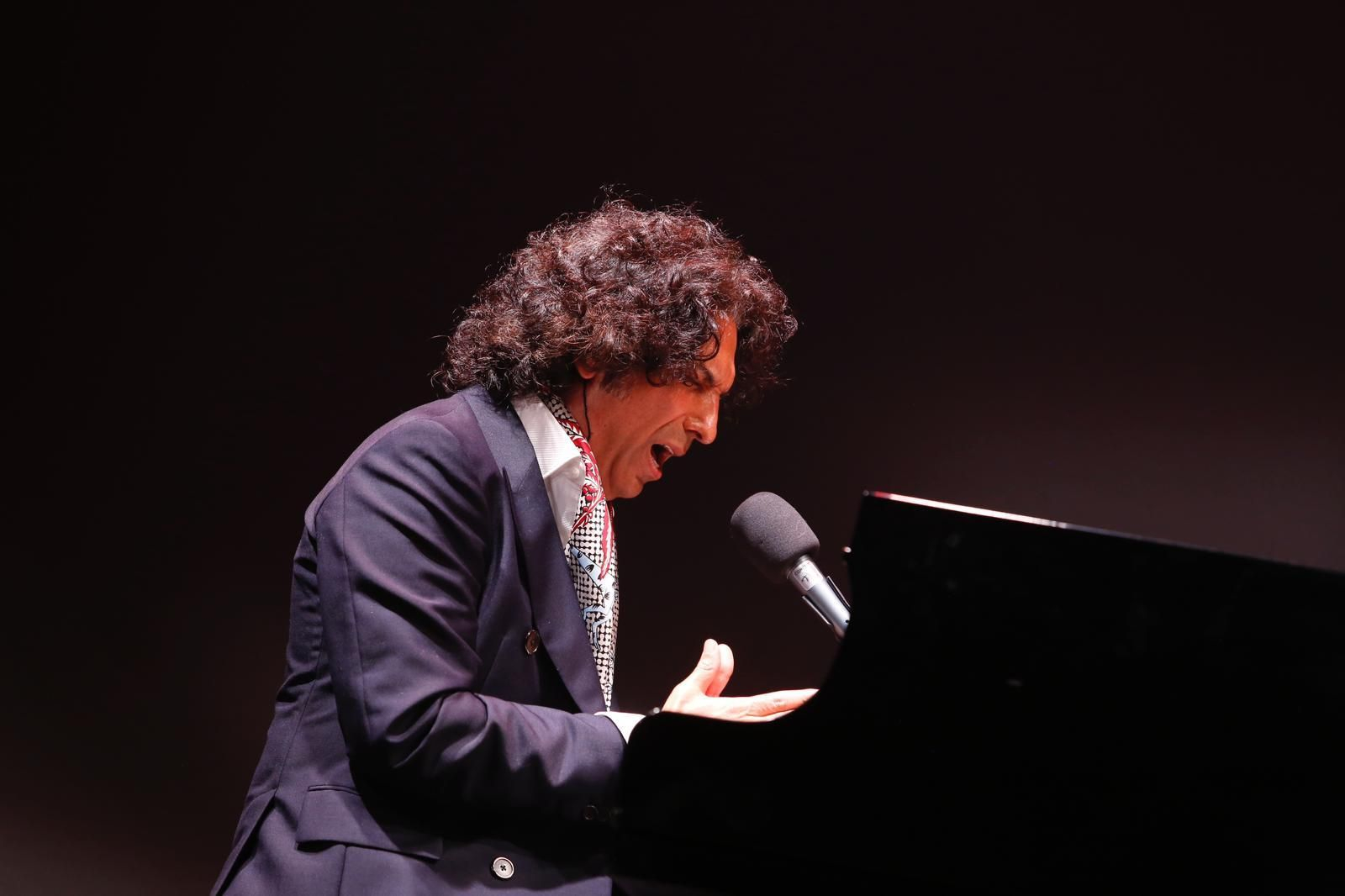 Diego Amador cantando y tocando el piano en San Roque