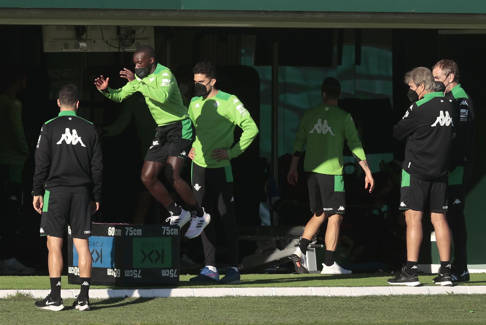 Pellegrini, junto a Cousillas, observa un entrenamiento de esta semana.