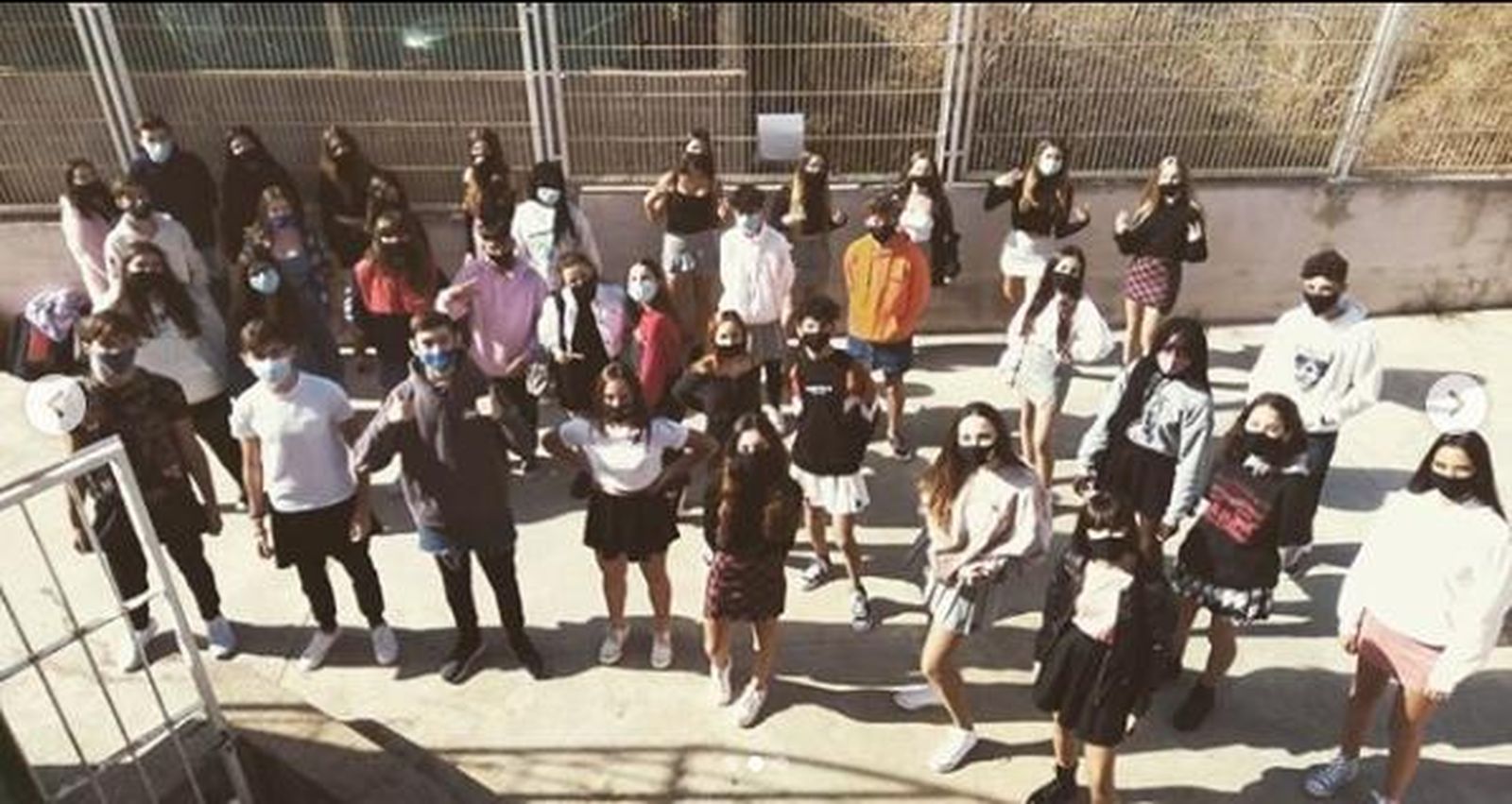 Alumnos del IES Son Ferrer respaldan la protesta pro igualdad de género acudiendo a clase en falda.