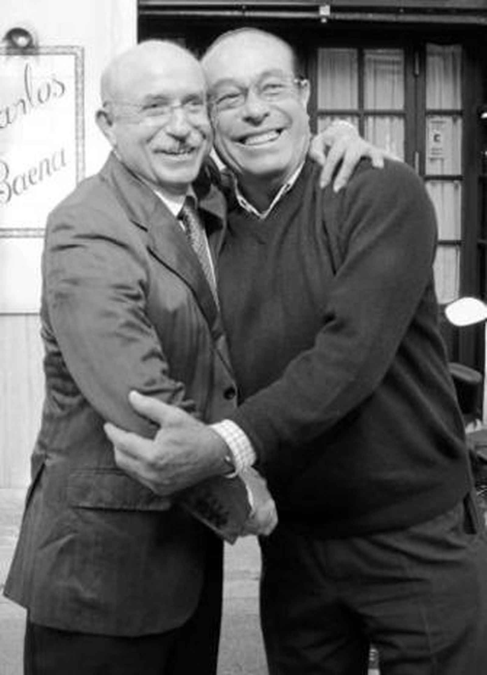 Lorenzo Serra se saluda con Curro Romero.