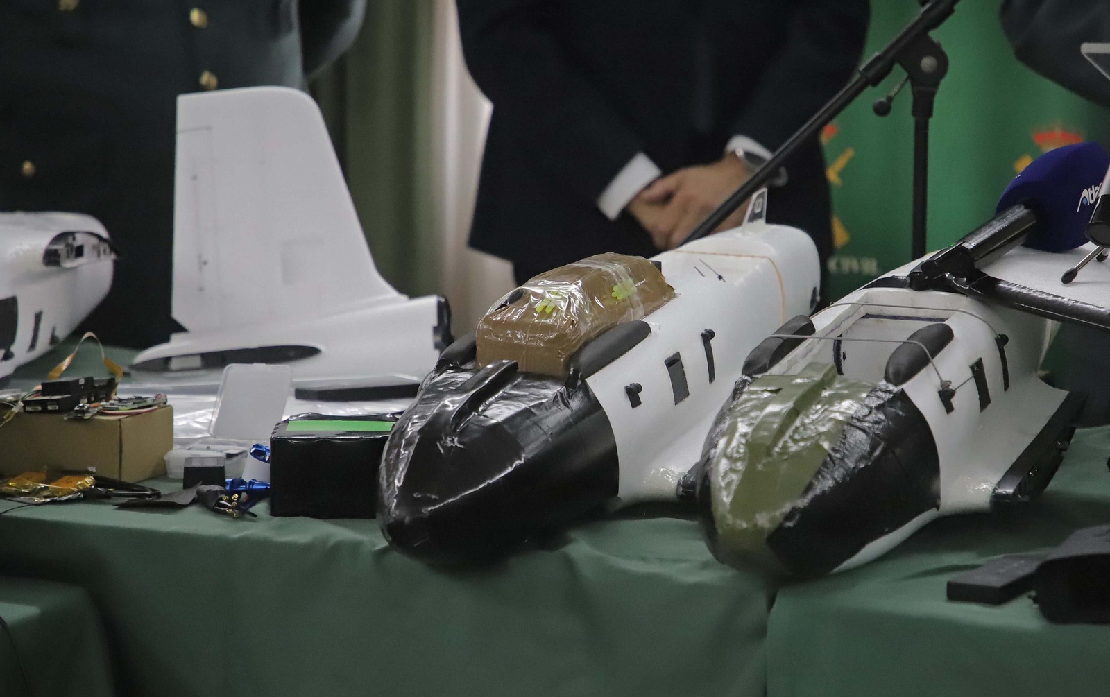 Fotos de los drones de largo alcance para introducir hachís en España desde Marruecos incautados por la Guardia Civil en Algeciras