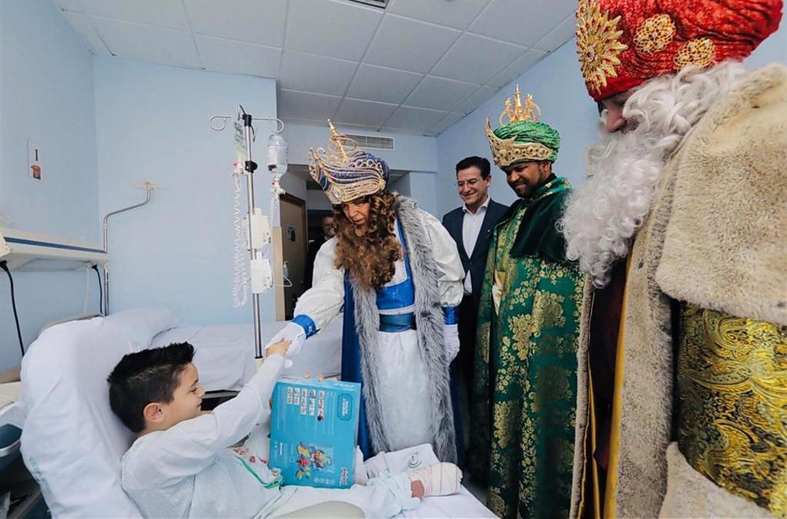 Los Reyes Magos hacen su primera parada en los hospitales de Granada