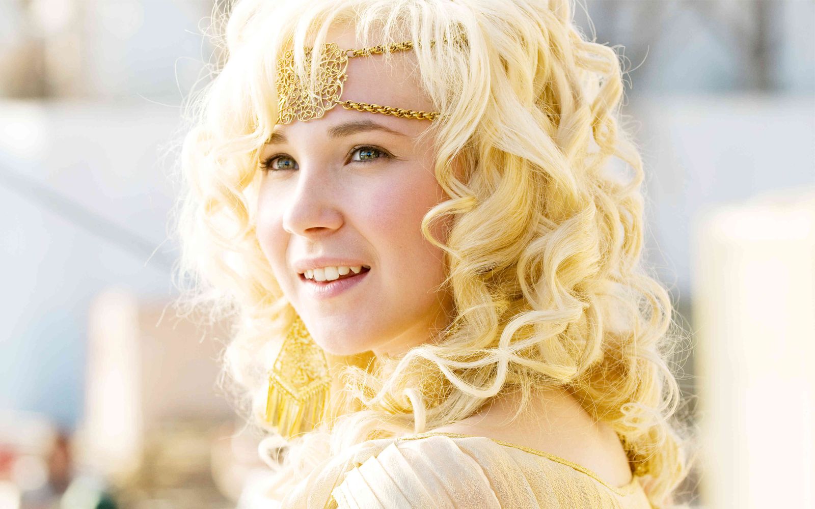 Juno Temple caracterizada como la Reina Ana durante el rodaje de 'Los tres mosqueteros'.