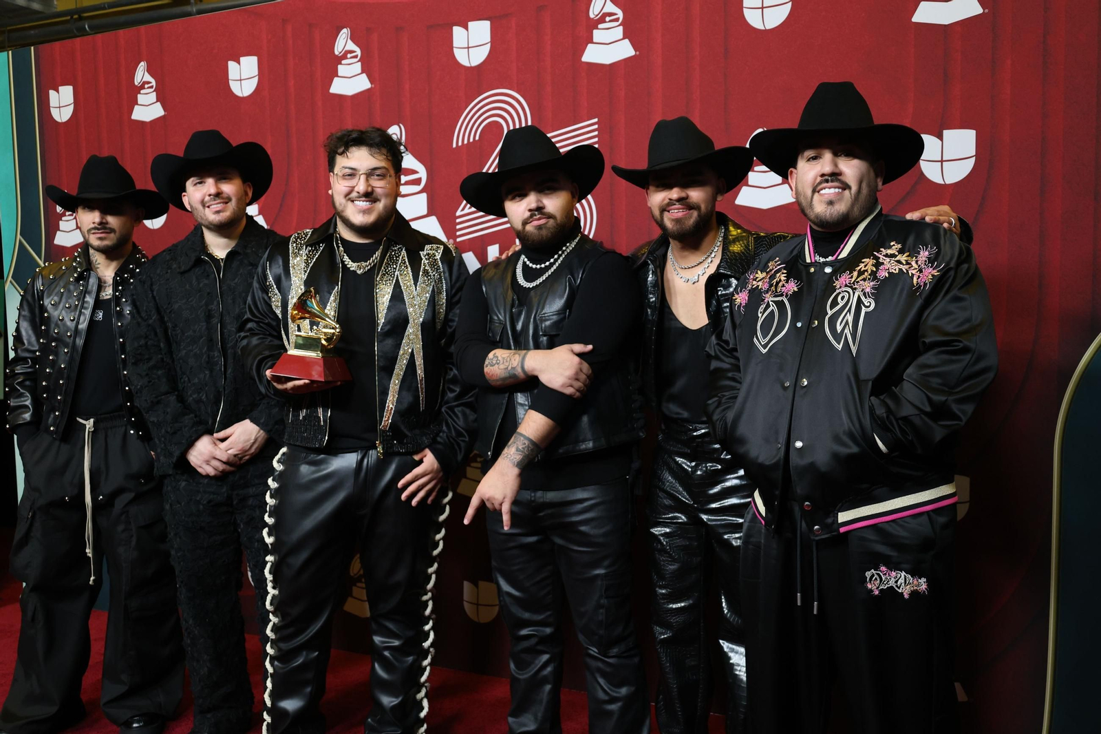 Todos los famosos, tendencias y curiosidades en la alfombra roja de la 25 edición de los Grammy Latinos