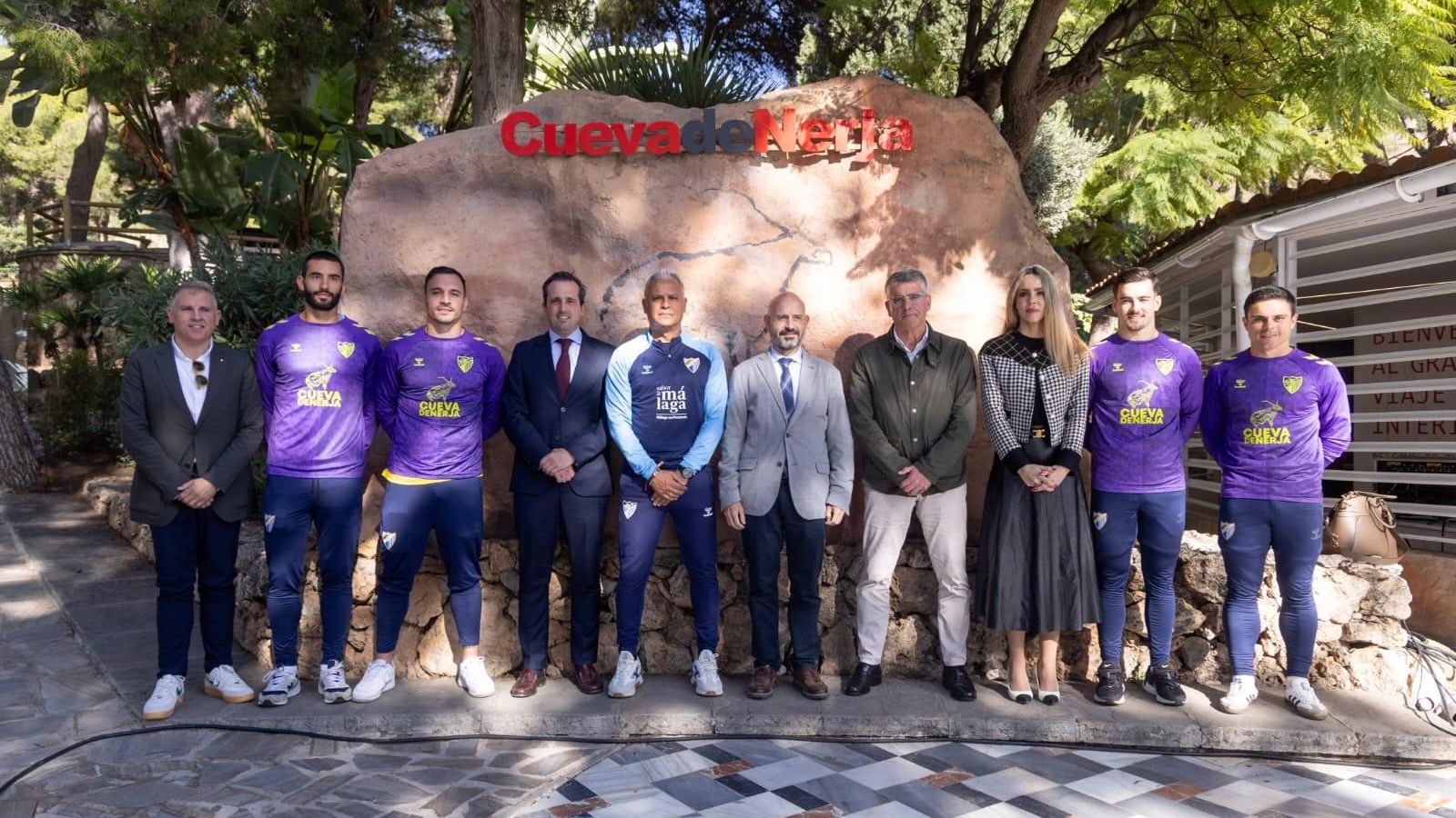 Kike Pérez, Pellicer y los capitanes posan con las autoridades. Kike Pérez, Pellicer y los capitanes posan con las autoridades.