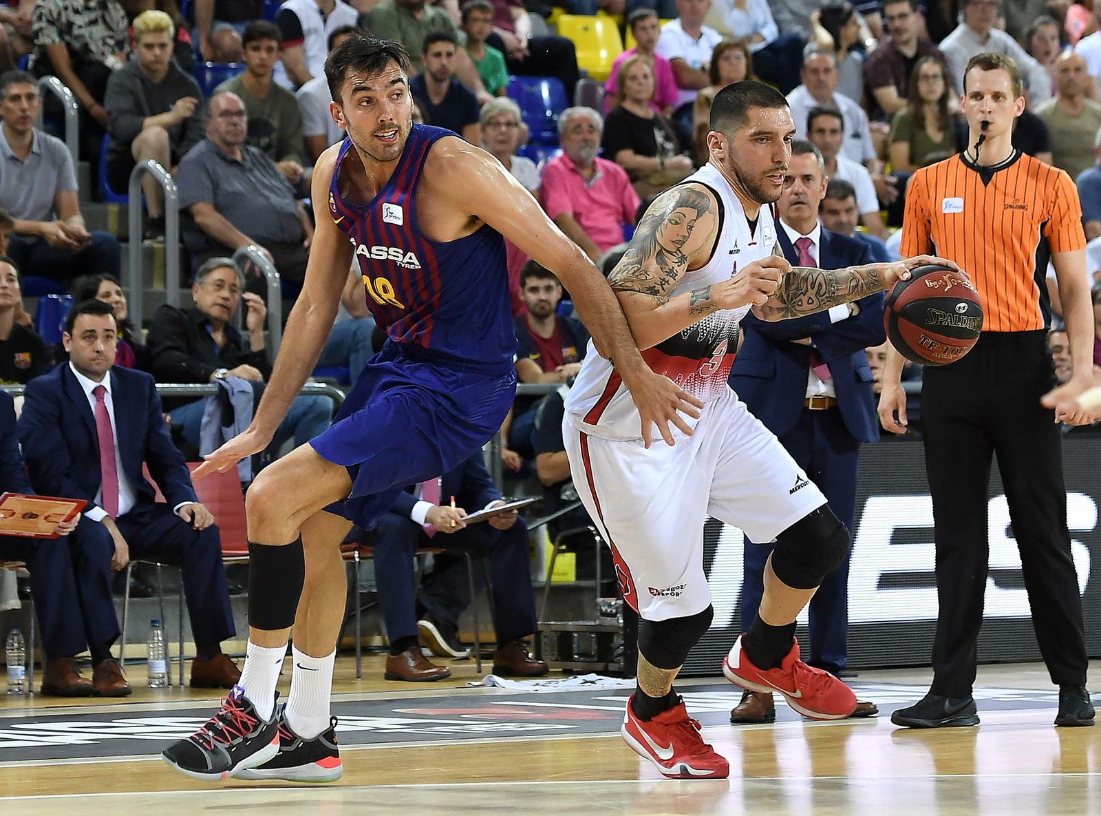 Nacho Martín trata de zafarse de la defensa de Oriola.
