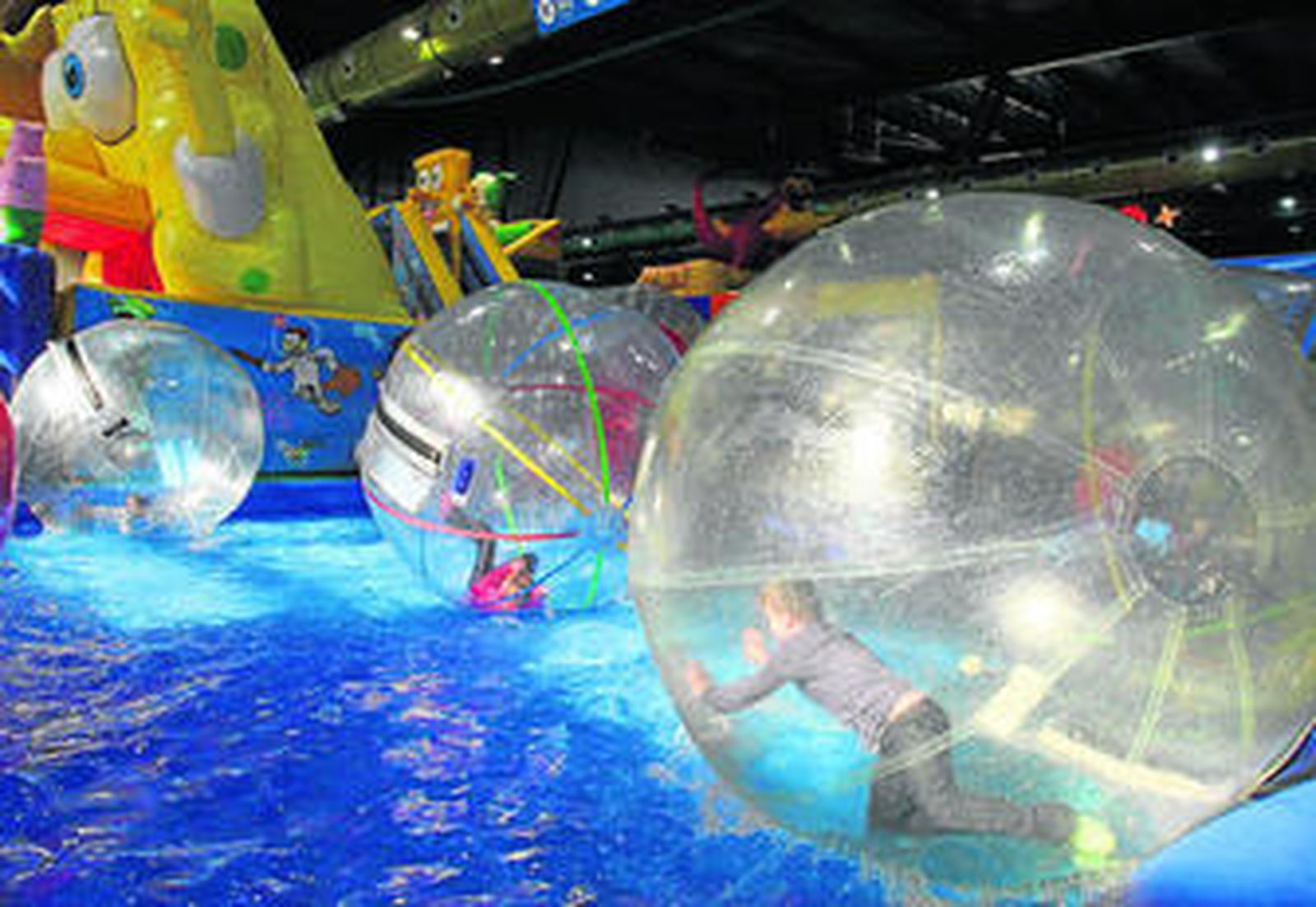 Los escolares disfrutan en la piscina de esferas.