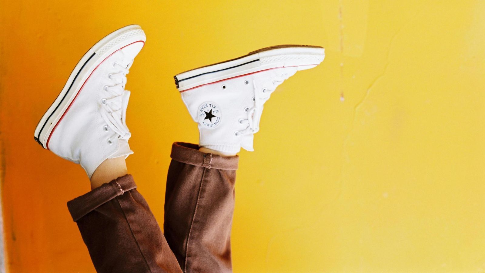 ¡Del asfalto al Street style! Pisa fuerte con las zapatillas urbanas del momento