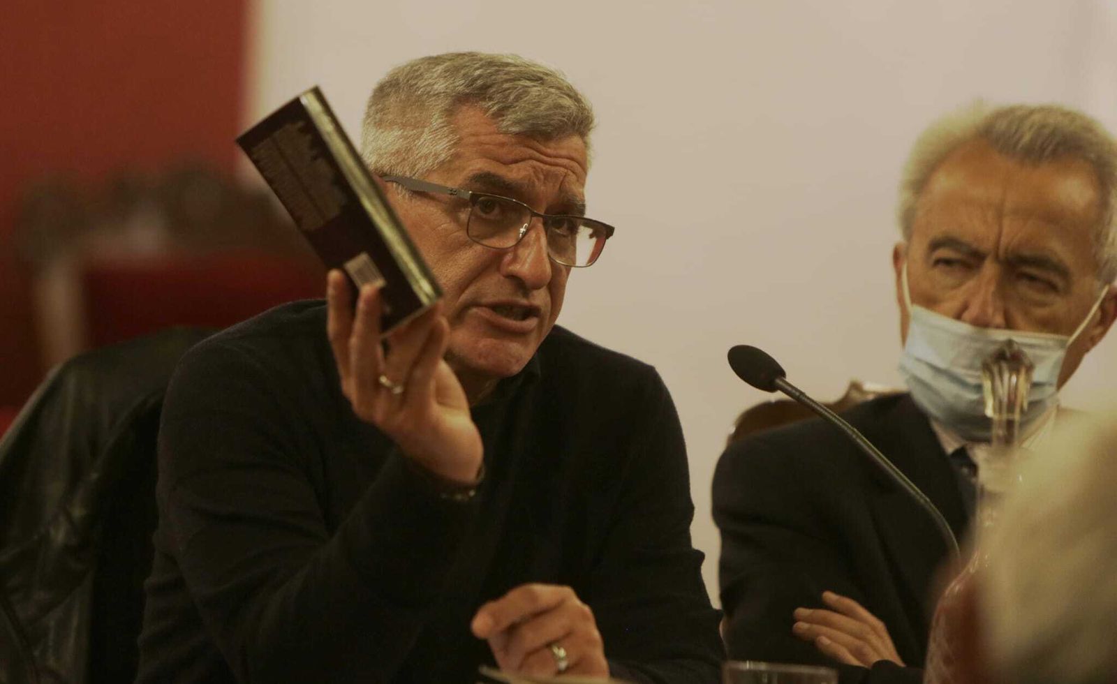 El profesor José Francisco Ruiz Casanova durante su conferencia, en presencia de Pablo Gutiérrez-Alviz, director de la Academia Sevillana de Buenas Letras.