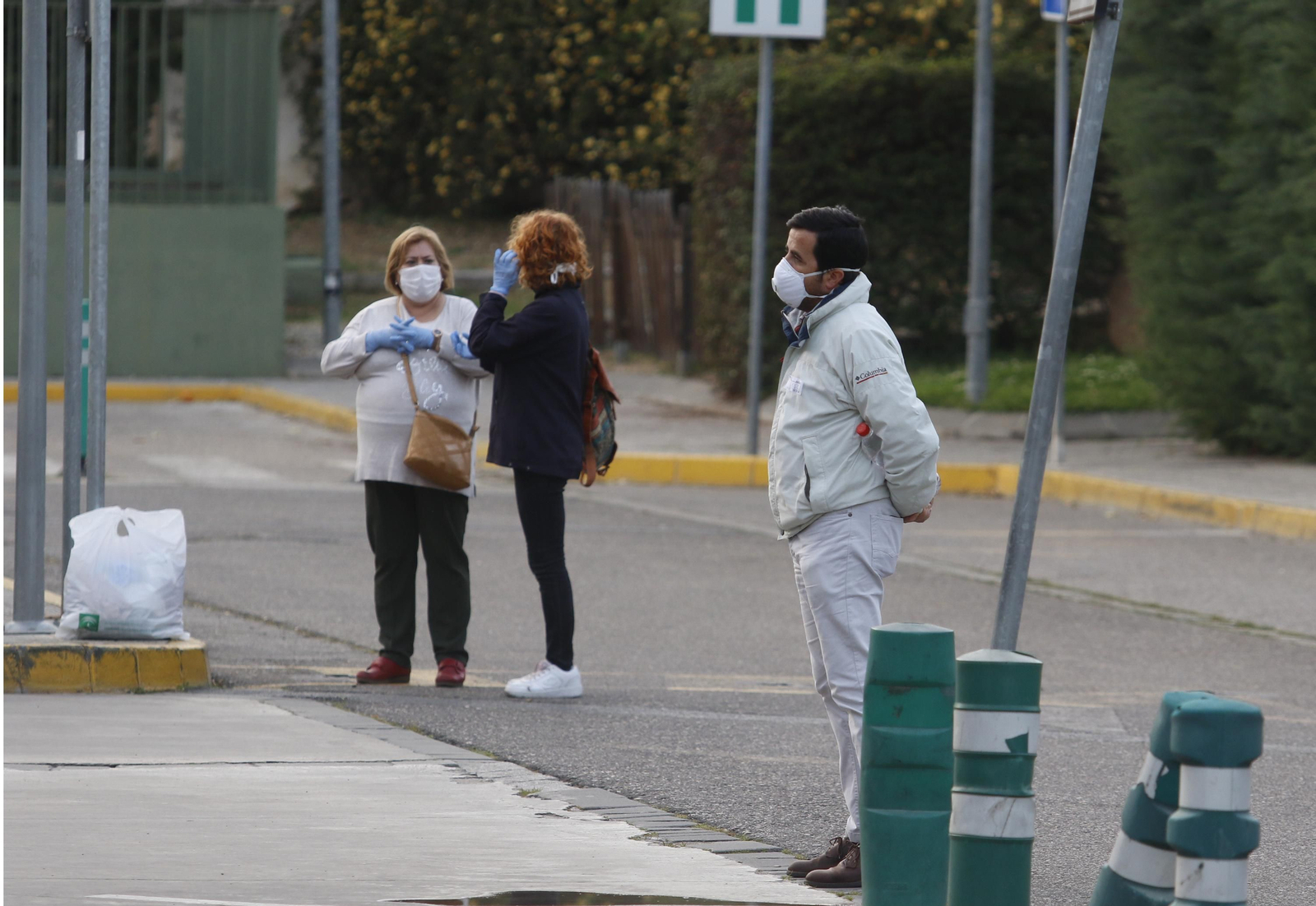 Un grupo de usuarios aguarda en la puerta de Urgencias del Reina Sofía.