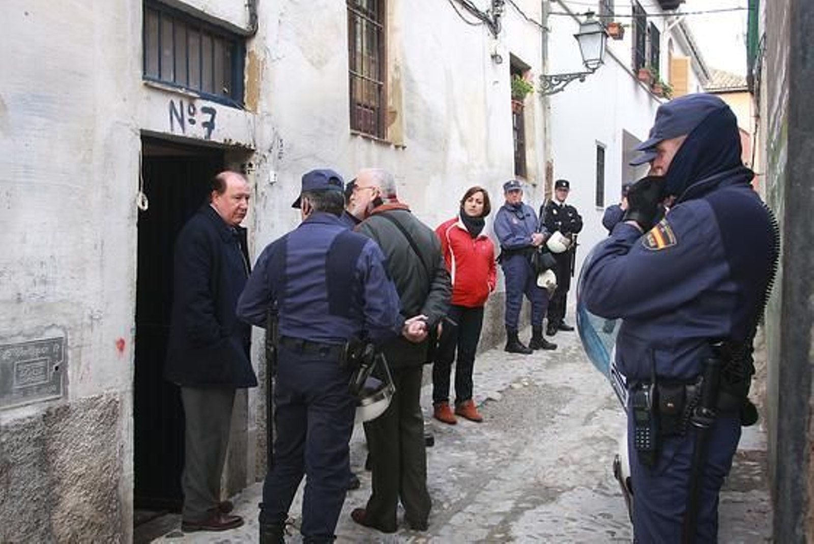 Seis ocupas son desalojados de la Casa del Aire, en el nº 7 de la calle Zenete del barrio granadino del Albaicín.

Foto: Pepe Torres