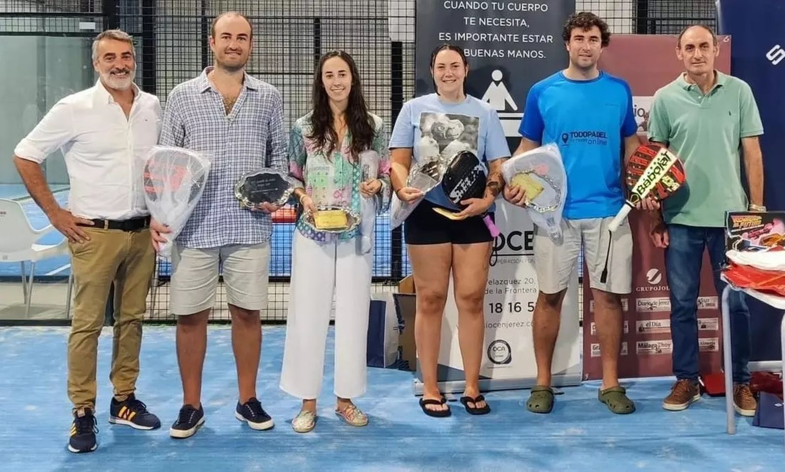 Los ganadores absolutos de la VIII Padel Cup Diario de Jerez posan con sus trofeos.