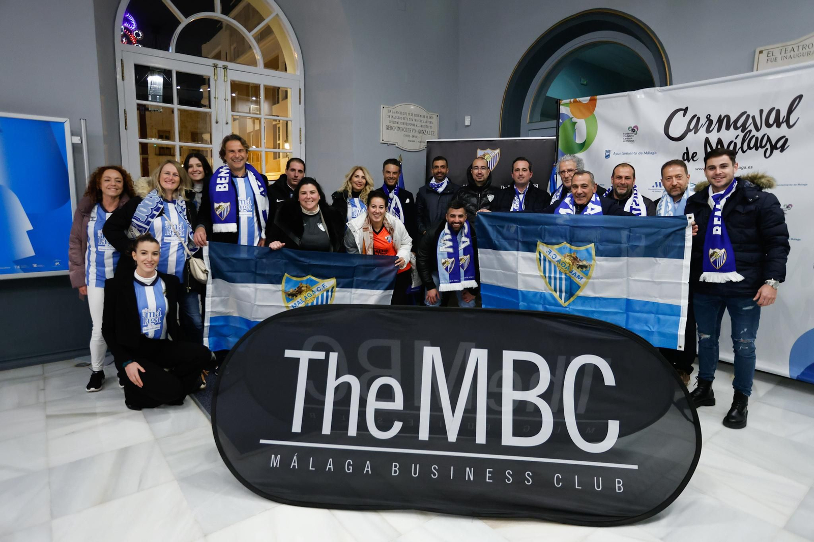 Kike Pérez, sujetando una bandera en el acto del MBC Kike Pérez, sujetando una bandera en el acto del MBC