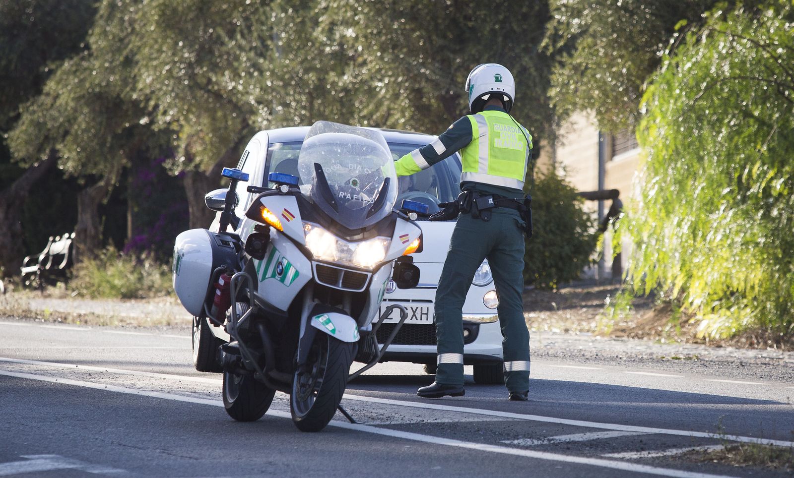 Un agente de la Guardia Civil en un control de tráfico.