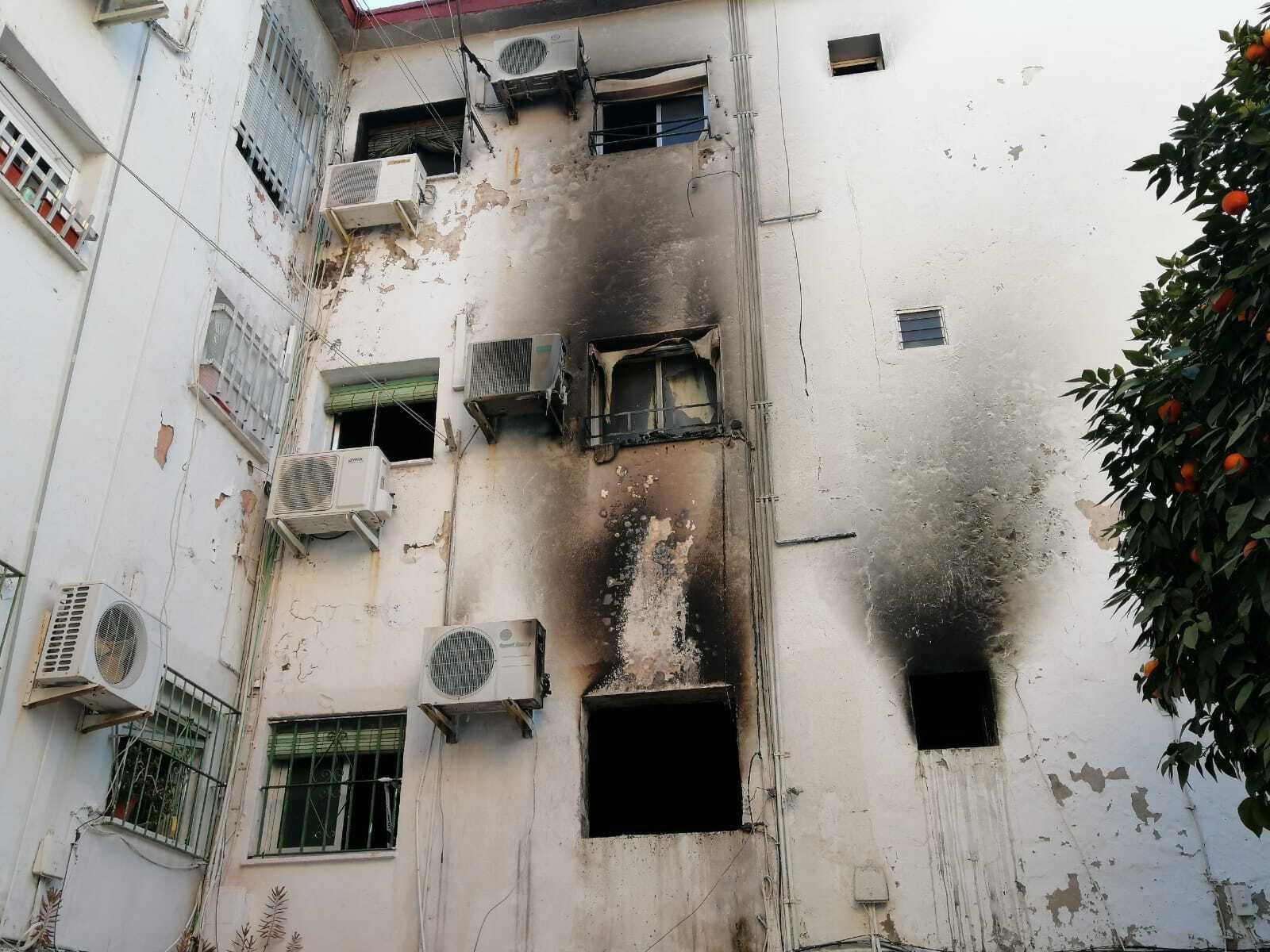 Restos de humo en la fachada del bloque de la calle Candelario.
