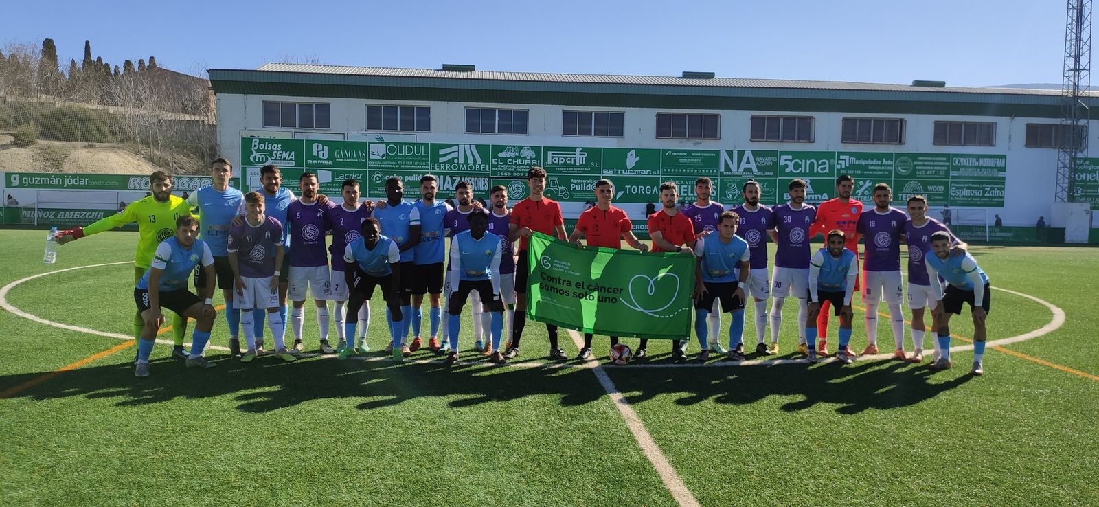 Jugadores de ambos equipos y el colectivo arbitral posan antes del comienzo del encuentro.