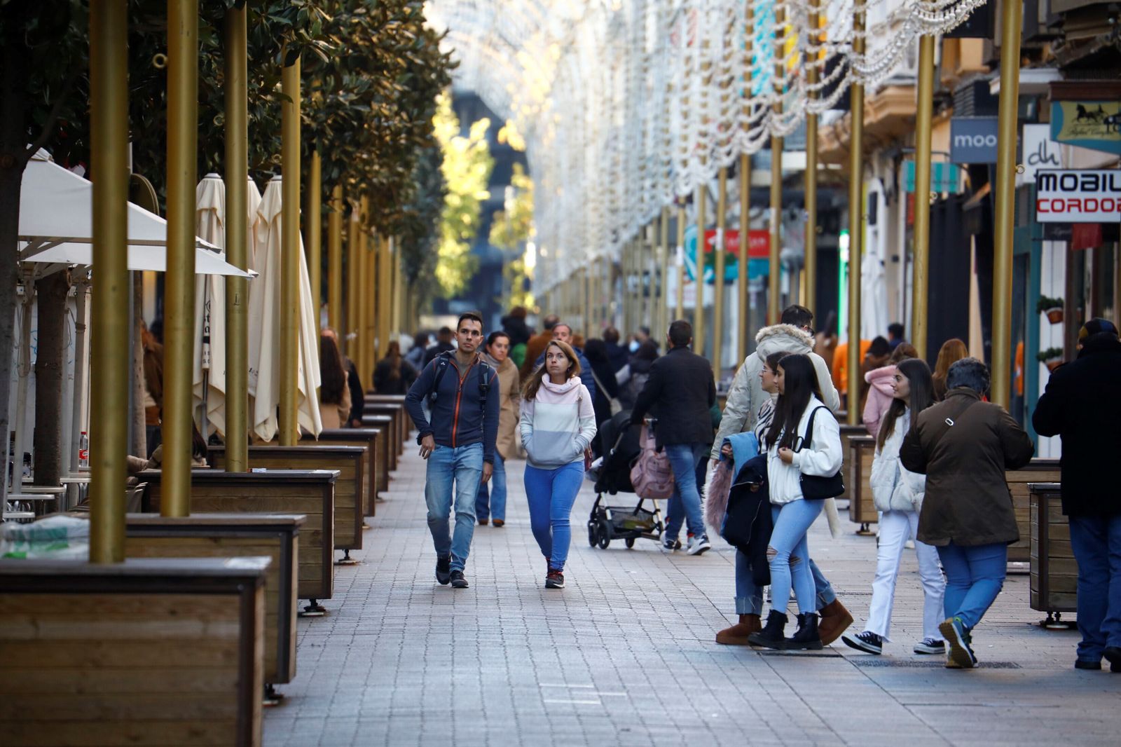 El gran ambiente en las calles de Córdoba en la previa de la Nochevieja, en fotografías