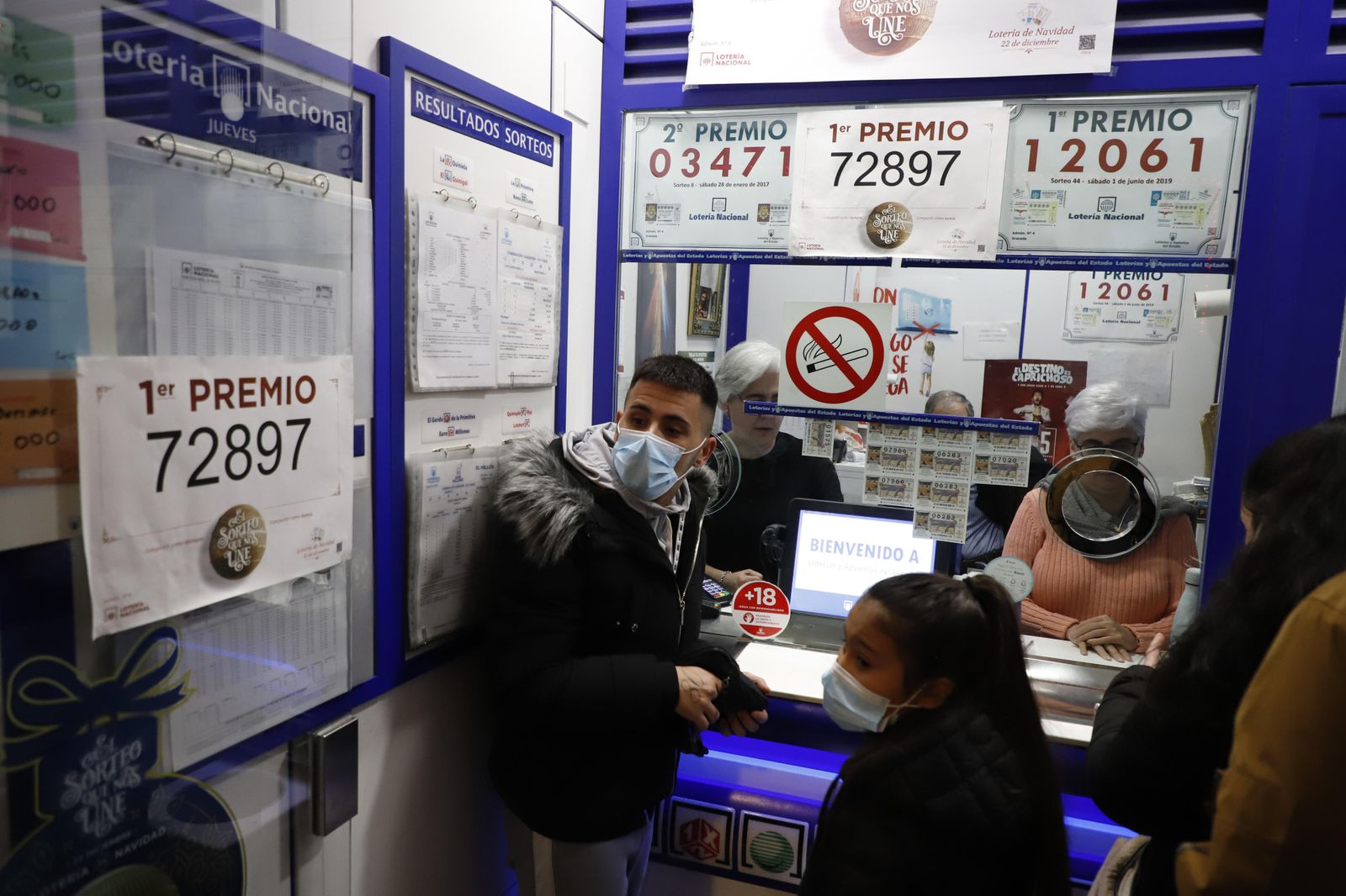 Lotería de Navidad en Granada: Colas y mucha ilusión para comprar el décimo de última hora