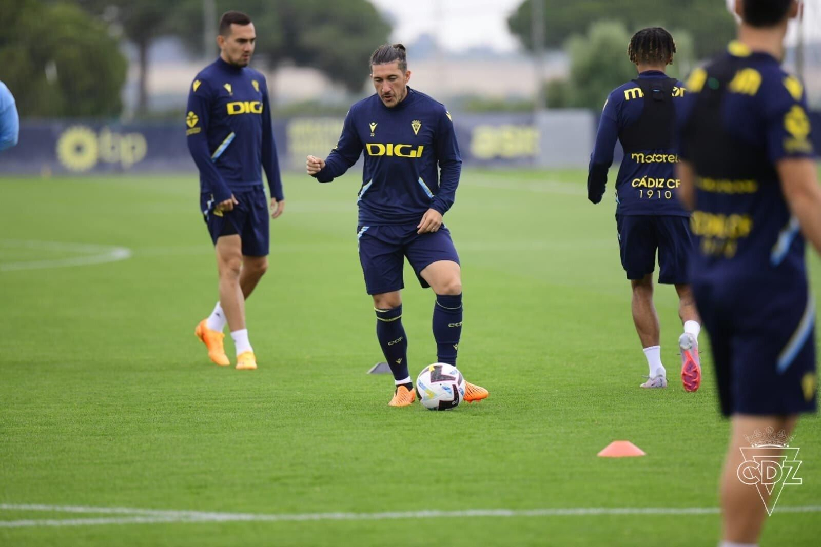 Espino conduce el balón en un entrenamiento.