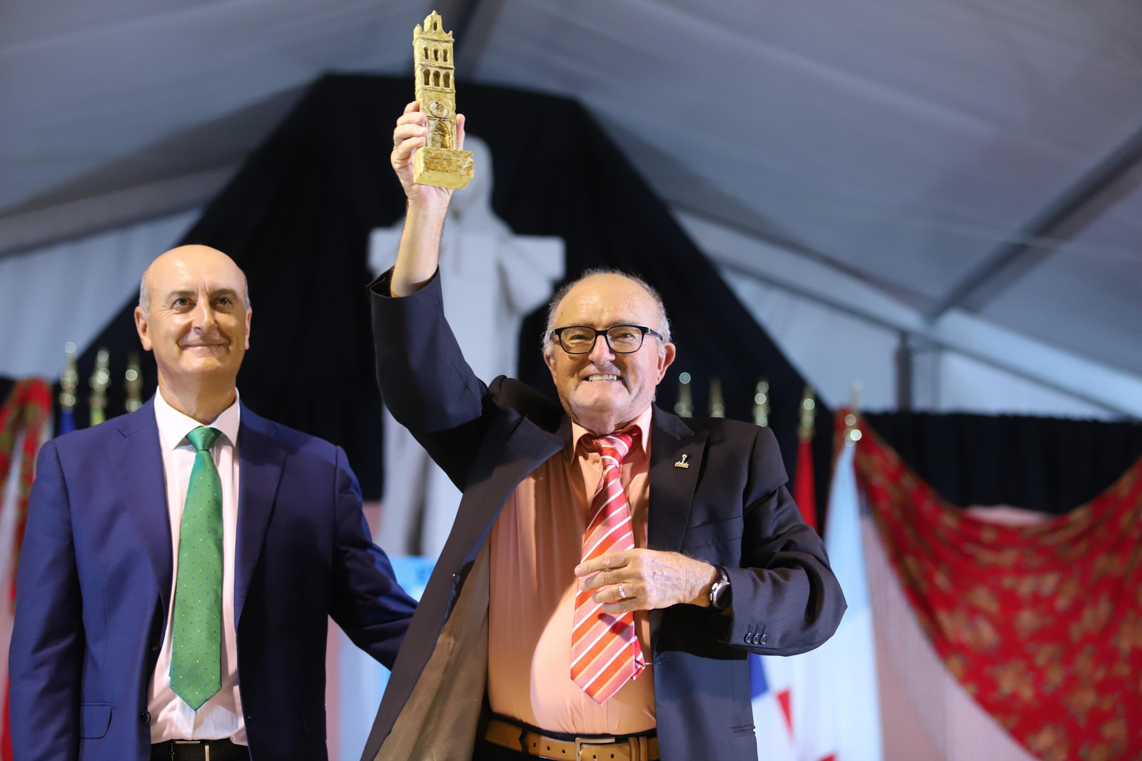 Imágenes de la coronación de la Reina de las fiestas del barrio de La Hispanidad