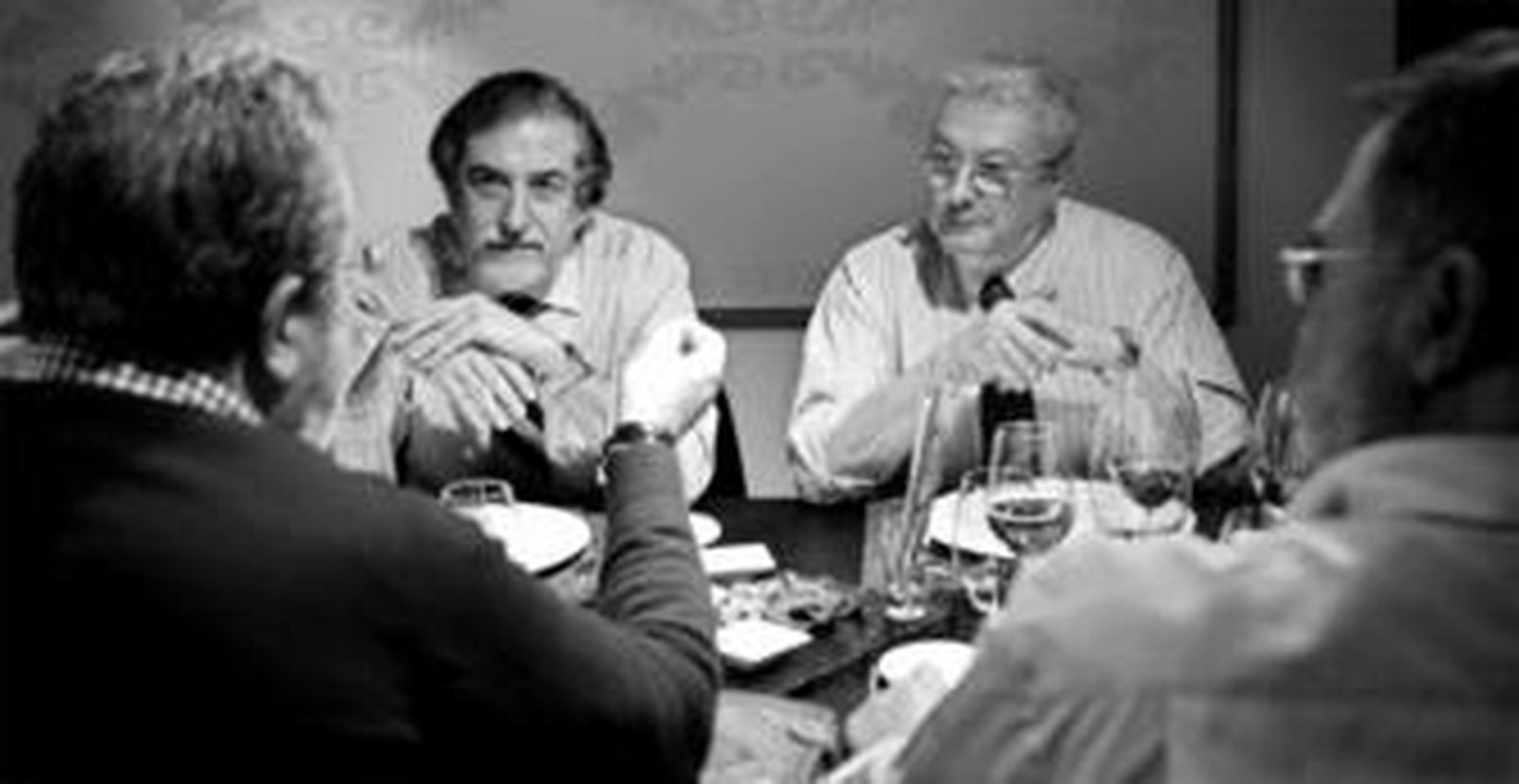 José Miguel Salinas y Juan Ojeda escuchan a Luis Carlos Rejón durante el debate en presencia de Calvo Poyato, que aparece de espaldas.