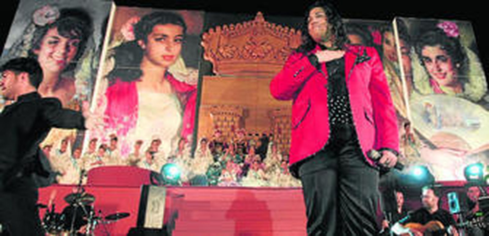 Jonathan Santiago, al inicio de su actuación, bajo la atenta mirada de las reinas y damas.