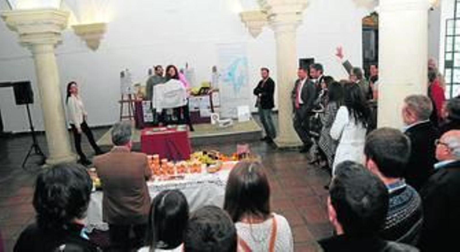 El público puja por un lote de fruta, que alcanzó los 65 euros.