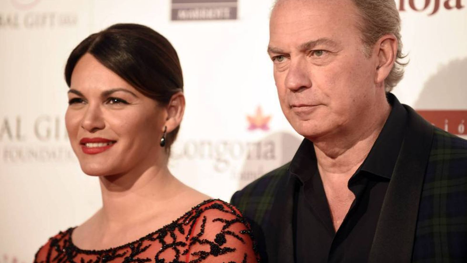 Bertín Osborne y Fabiola posan juntos en el 'photocall' de un evento.