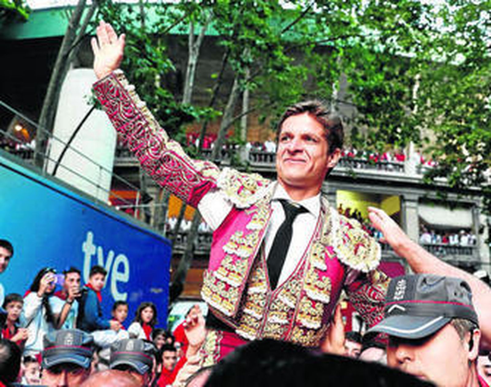 El Juli, tras su salida a hombros de la plaza de toros de Pamplona.