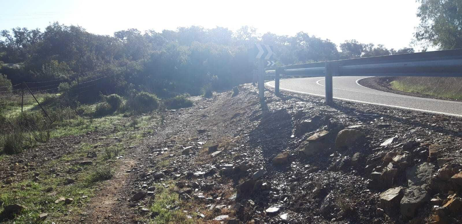 Iremos varios kilómetros con la carretera al lado.